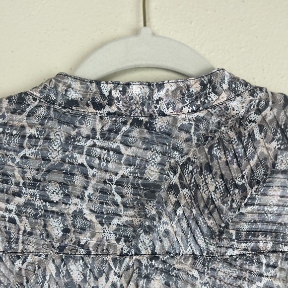 Erin London Snake‎ Print Button Down Top Size Medium - Picture 3 of 5